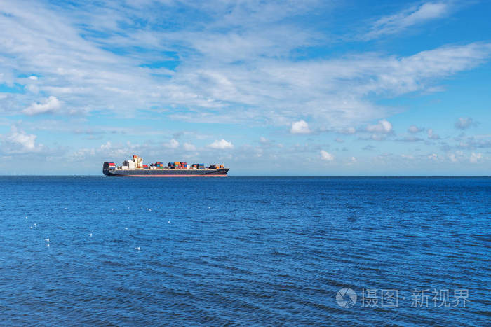 大型集装箱货船上无边的蓝色海洋