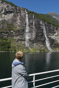 女人看着瀑布美妙峡湾挪威图片