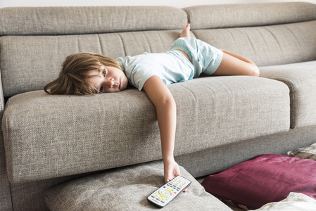 小女孩看电视图片