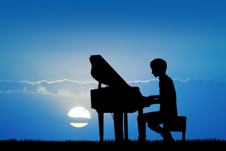 男人在日落时弹钢琴