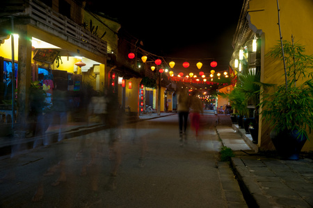 在海中的一条街的夜景，越南