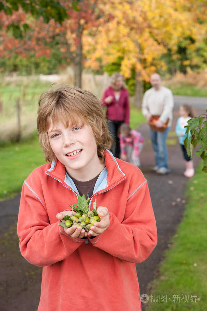 男孩和橡子的合影