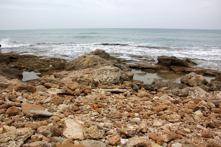 岩石上的地中海海岸