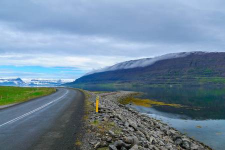 海岸线和沿 Skotufjordur 峡湾景观