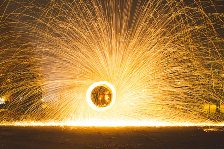 长时间曝光的摄影技巧使用钢丝绒燃烧从反对满天星斗的天空燃烧的钢丝