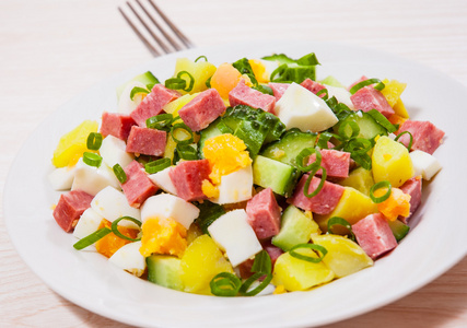 香肠和沙拉新鲜的沙拉,土豆, 鸡蛋, 香肠, 黄瓜和绿色葱照片