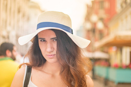 夏季的一天，在大街上帽子的女孩
