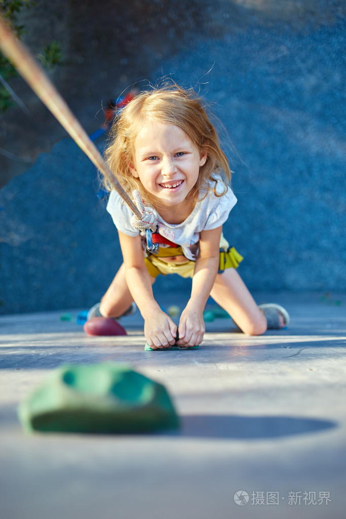攀岩运动的小女孩