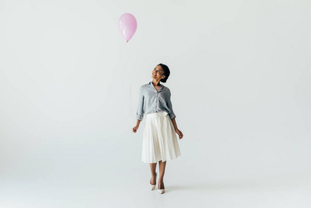 非洲裔美国年轻女子与气球
