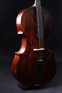 在深色背景上的老式大提琴