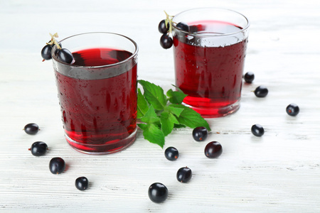 新鲜黑加仑果汁的眼镜照片