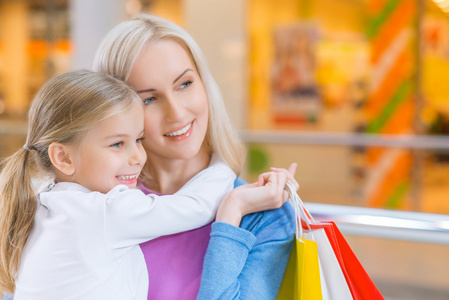 母亲和女儿在商场购物图片