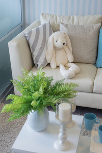 白娃娃现代沙发在客厅里的枕头上