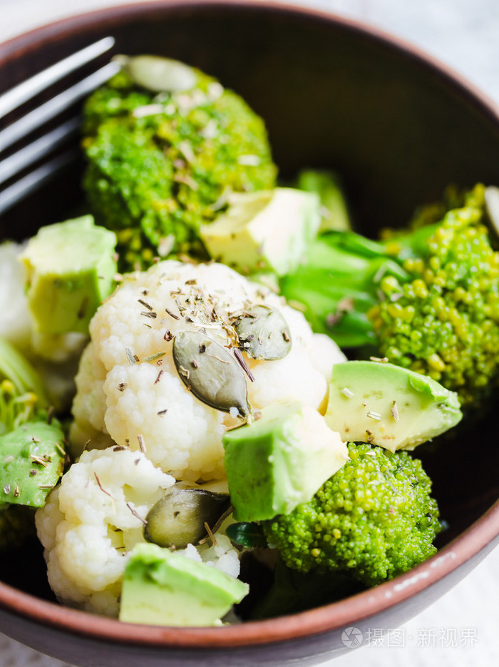 冬季蔬菜色拉配西兰花, 菜花, 鳄梨, pum照片-正版商用图片0e7zwe-摄