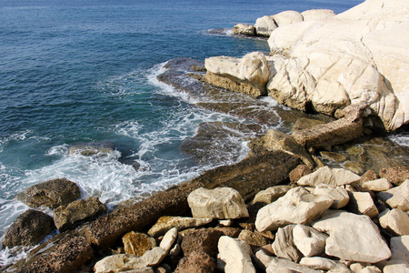 岩石上的地中海海岸