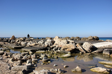 岩石上的地中海海岸