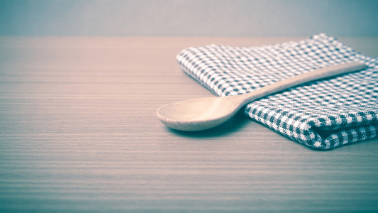 木制的勺子和厨房毛巾