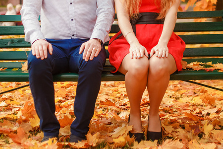 年轻情侣在公园的长椅上照片