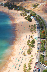 西班牙特内里费岛上风景如画，华丽的 Teresitas 海滩