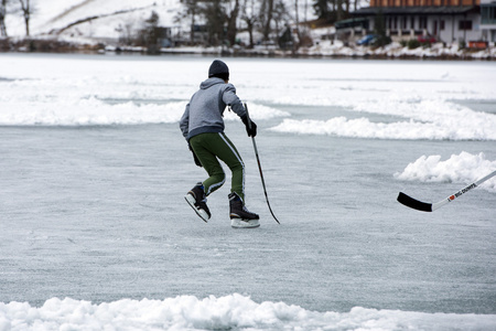 人们在冰冻的湖面上打曲棍球