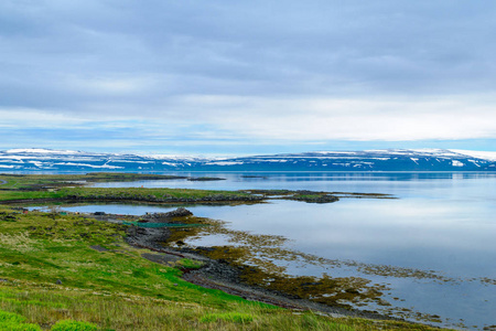 农村和沿 Mjoifjordur 峡湾景观