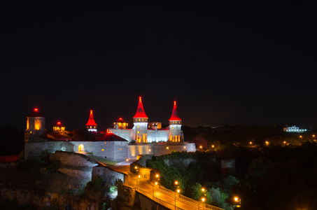 kamenetz波多斯克，乌克兰半毁的中世纪城堡的全景夜景