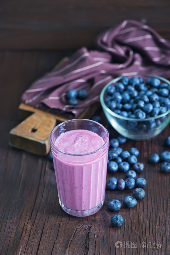 在碗里的蓝莓酸奶