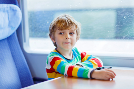 坐在火车上度假的小男孩图片