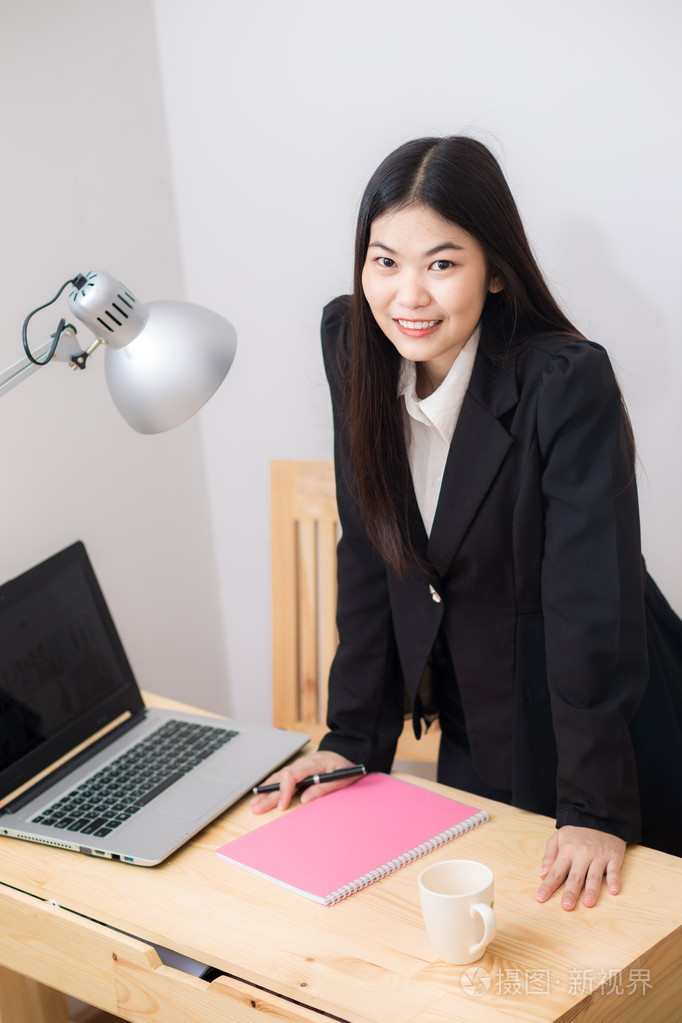 亚洲商业女性与工作放在办公室的桌子