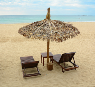 遮阳伞和沙滩椅在海滩上