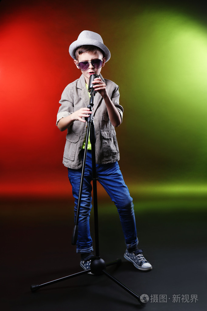 小男孩用麦克风唱歌