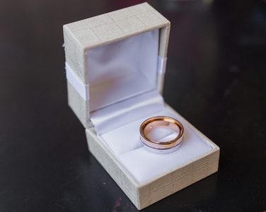 在珠宝盒中的两个结婚戒指.照片