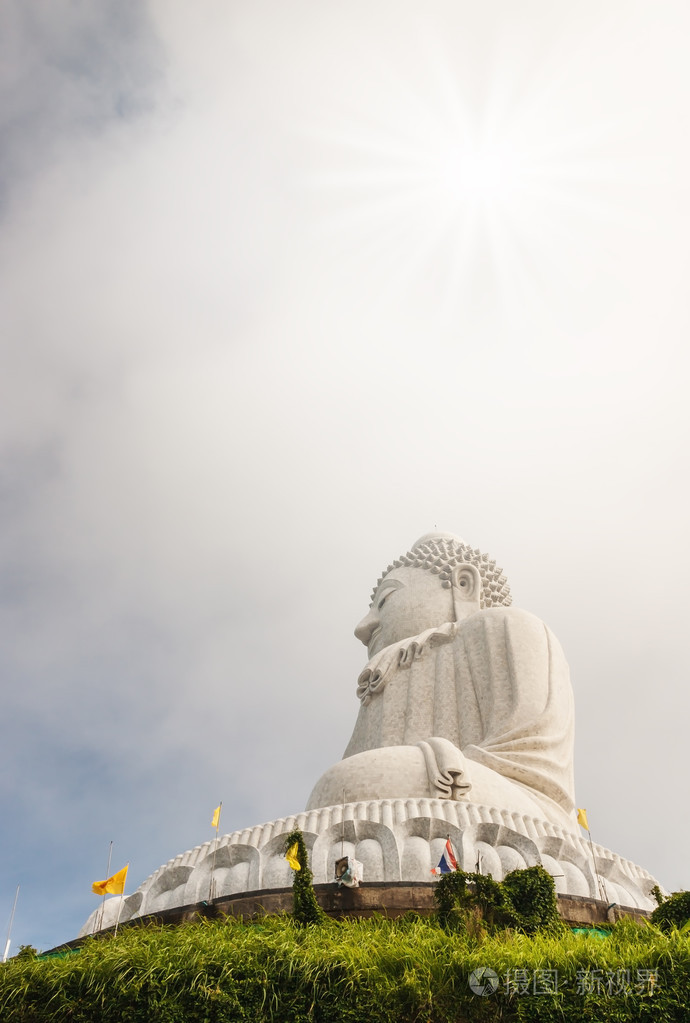 大佛在模糊的天空和太阳的光