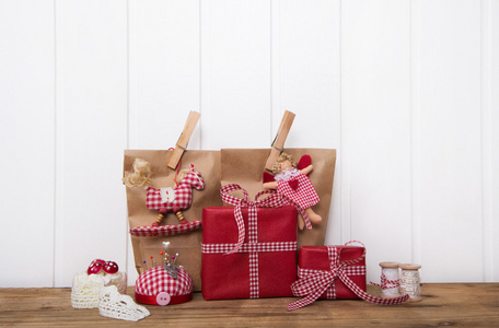 手工制作的圣诞礼物，用红色的纸包裹，上面有支票
