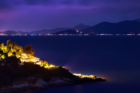 泰国风景。 岛屿在夜间海滩灯。 夜生活