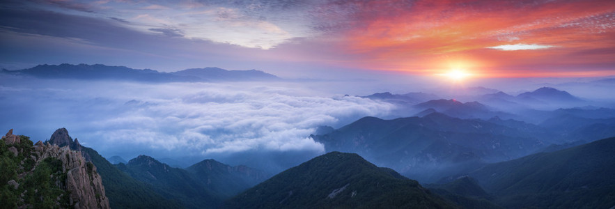 雾和云山日出