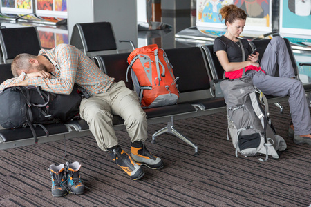 在机场候机楼等候飞机的旅客照片