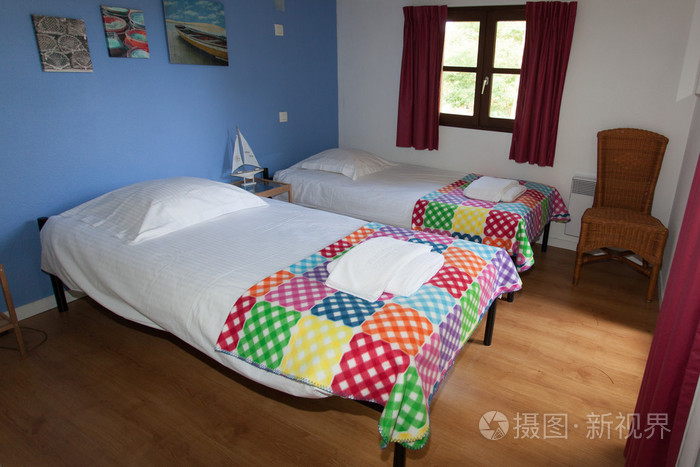 两张单人床的房子漂亮的房间里