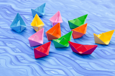 五颜六色的纸折纸船