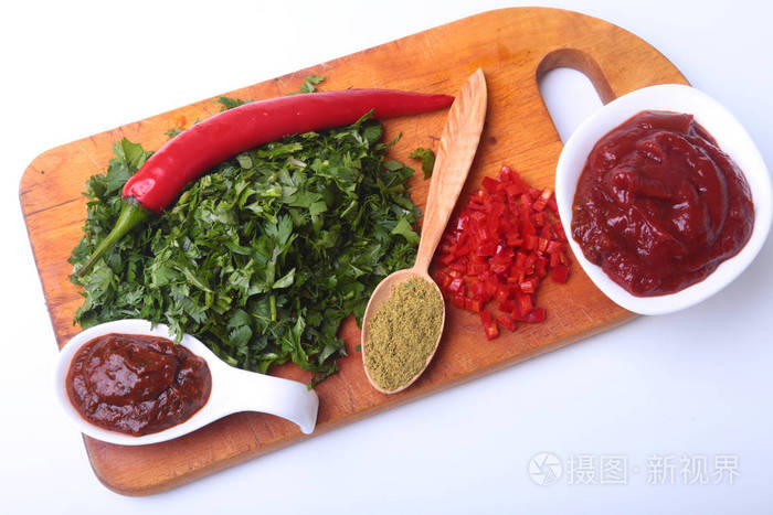 新鲜的绿色香菜香菜叶蕃茄酱辣椒和香料在木板上肉酱的成分