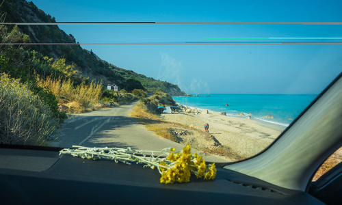 莱夫卡达 Kalamitsi 海滩上花的车