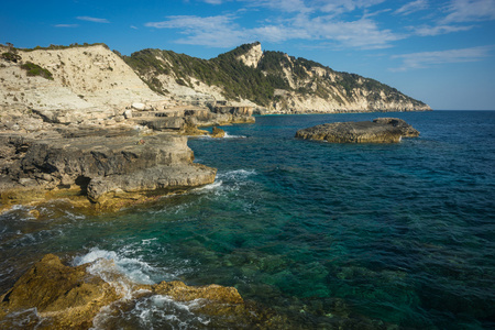 海景 悬崖和 Paxi，希腊海滩