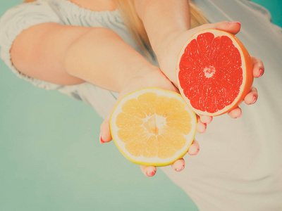 在人类手中的黄色红色葡萄柚柑橘果实成为正妻