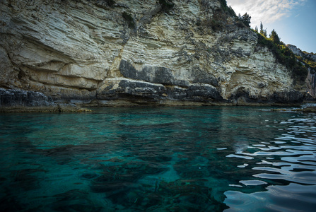 海景 悬崖和 Paxi，希腊海滩