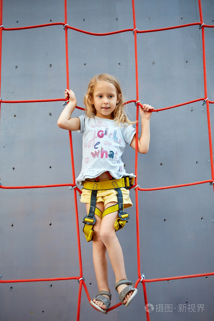 攀岩运动的小女孩