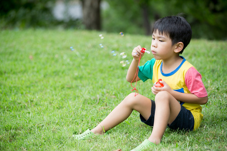 孩子们在公园里吹肥皂泡泡