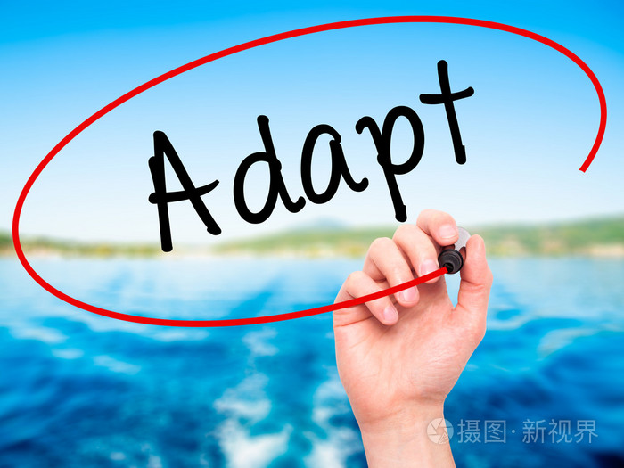 男人手在可视屏幕上用黑色记号笔写适应