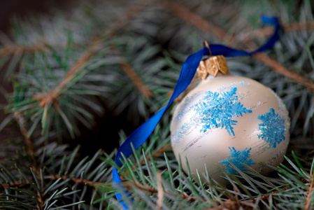 圣诞装饰球上的木制的背景