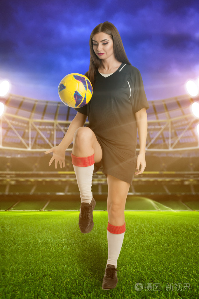 女子足球运动员在球场上