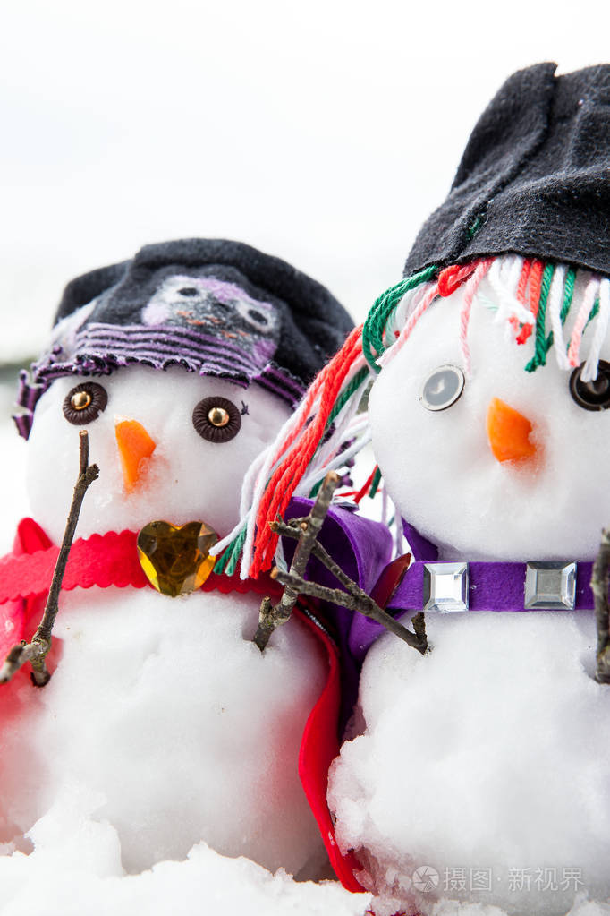 两个穿着精美的时尚雪人